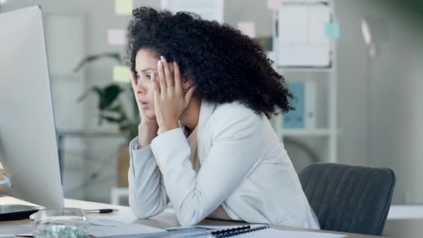 Stressed, tired and unhappy businesswoman with headache looking at screen in office. Exhausted employee struggling to finish a work task. Pressure and worry at work resulting in health problems. - Metraje, vídeo
