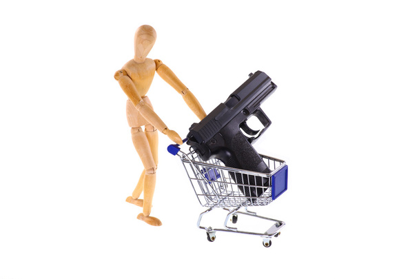Pistola en un carrito de compras
 - Foto, Imagen