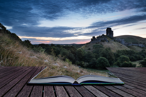 Hermoso amanecer de verano sobre el paisaje de ruinas del castillo medieval
 - Foto, imagen