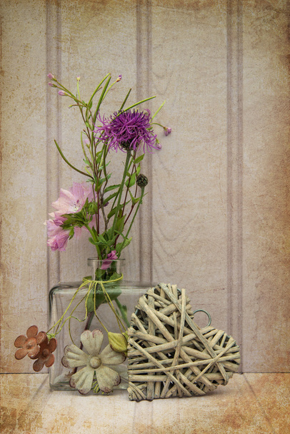 Hermosa flor en jarrón con corazón naturaleza muerta concepto de amor
 - Foto, imagen