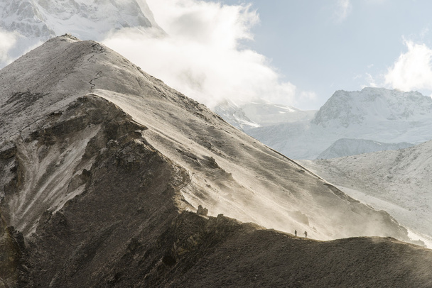 People hiking in Himalaya - Foto, Imagen