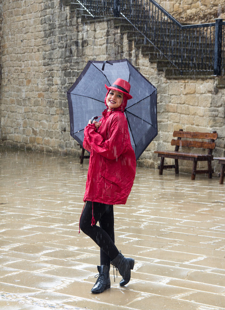 Young woman standing in the rain - Φωτογραφία, εικόνα