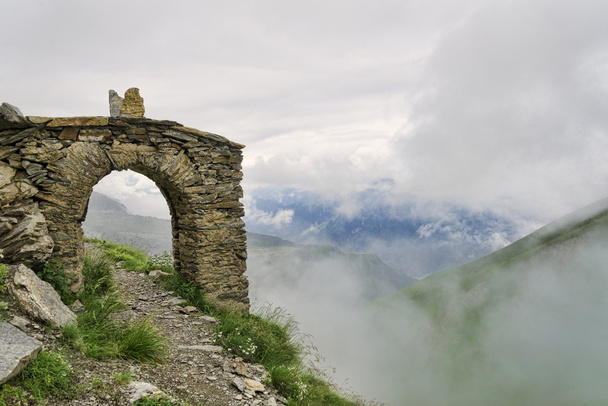 Mountain hiking route through arch - Foto, afbeelding