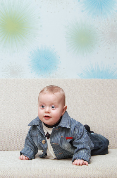 baby try to creep on couch - Foto, Bild