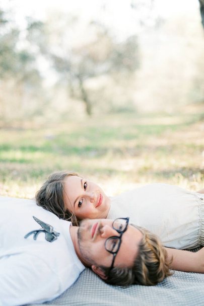Man and woman lie head to head on a blanket. High quality photo - Foto, Imagen