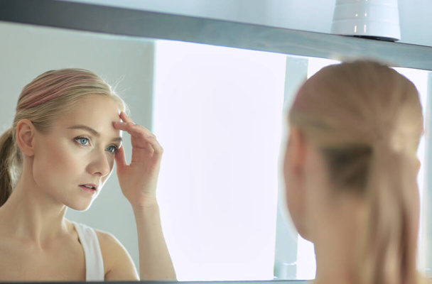 Face of young beautiful healthy woman and reflection in the mirror. - Fotoğraf, Görsel