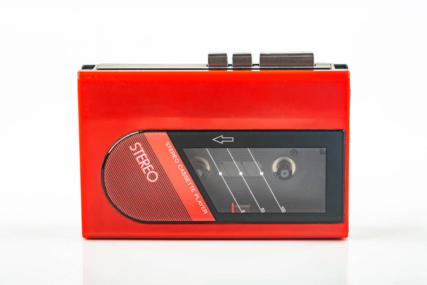 Gyönyörű piros vintage audio kazetta lejátszó fehér háttér - Fotó, kép
