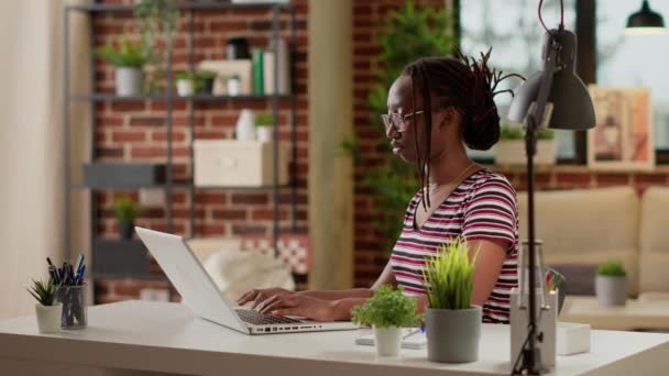 Freelancer γυναίκα περιήγηση στο διαδίκτυο στο φορητό υπολογιστή για να κάνει απομακρυσμένη εργασία, χρησιμοποιώντας σύνδεση στο διαδίκτυο στον υπολογιστή. Υπάλληλος που εργάζονται εξ αποστάσεως στον υπολογιστή για να προγραμματίσουν startup ανεξάρτητη εργασία στο γραφείο στο σπίτι. - Πλάνα, βίντεο