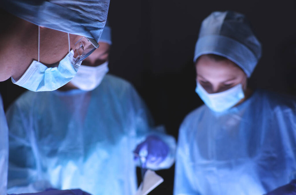 Team surgeon at work in operating. - 写真・画像