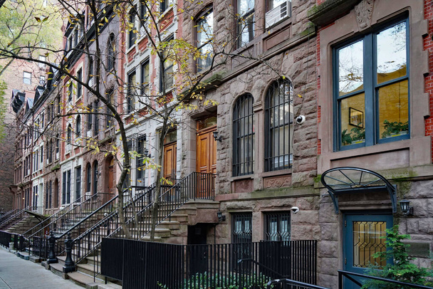  New York, long row of old brownstone townhouses - Foto, Imagen