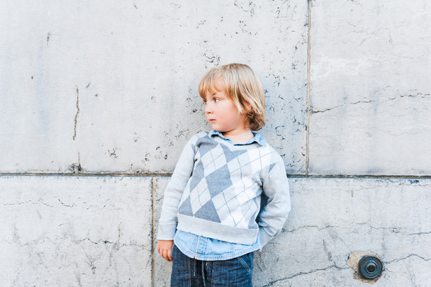 Portrait extérieur d'un mignon tout-petit garçon
 - Photo, image