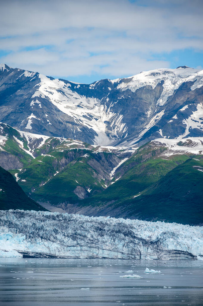 View of the famous Hubbard Glacier in Alaska. The Hubbar Glaicier is the largest tide water glacier in north america and a populare destination fro cruise ships. - Foto, Imagen