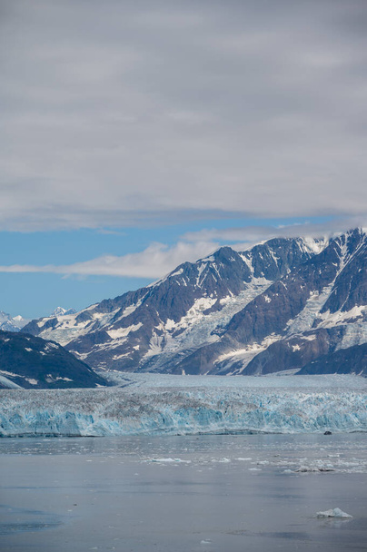 View of the famous Hubbard Glacier in Alaska. The Hubbar Glaicier is the largest tide water glacier in north america and a populare destination fro cruise ships. - Foto, Imagen