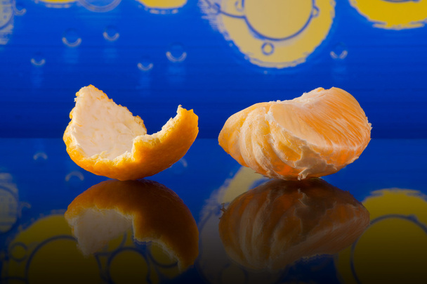 Fatias de laranja e casca no fundo abstrato
 - Foto, Imagem