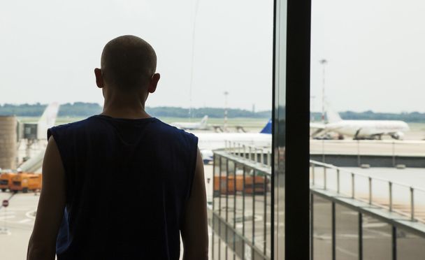 Člověk čeká na letišti  - Fotografie, Obrázek