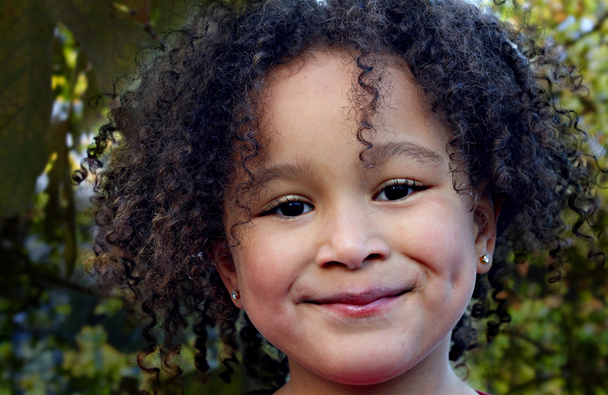junges schwarzes Mädchen mit einem schönen Lächeln - Foto, Bild