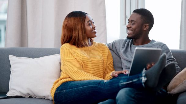 Жизнь легче, когда все, что вам нужно - это онлайн. молодая пара с помощью цифрового планшета во время отдыха дома - Фото, изображение