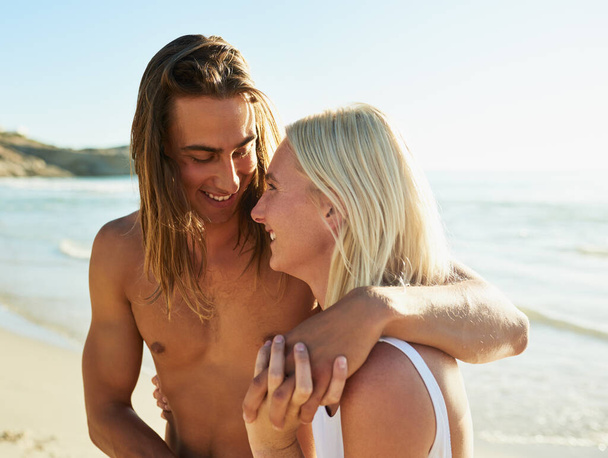 Ты заставляешь меня поверить, что мечты сбываются. молодая пара, наслаждающаяся приятным времяпрепровождением на пляже - Фото, изображение