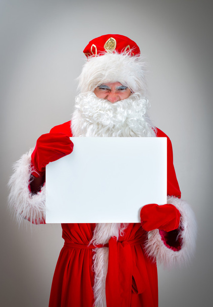Bad Santa Claus houdt wit leeg. - Foto, afbeelding