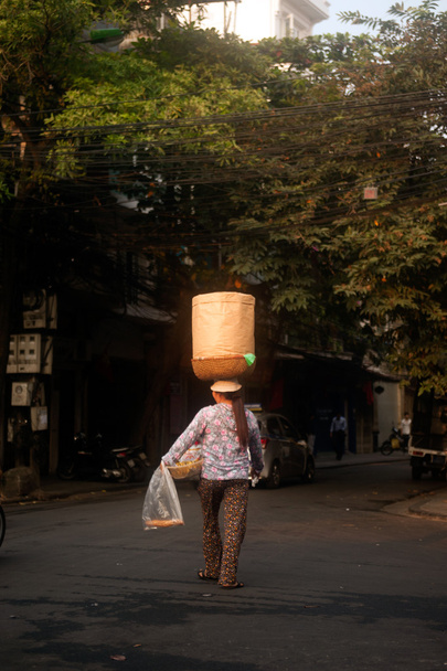 Kobieta dostawcy na głowę w Wietnamie. - Zdjęcie, obraz