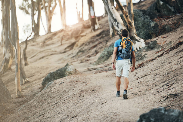 Мені треба ходити пішки. безтурботний молодий чоловік збирається для походу на гору надворі протягом дня
 - Фото, зображення
