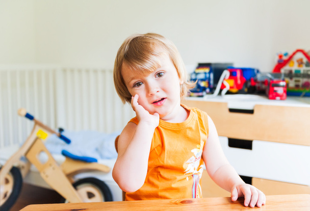 evde mutlu çocuk portresi masada oturan - Fotoğraf, Görsel