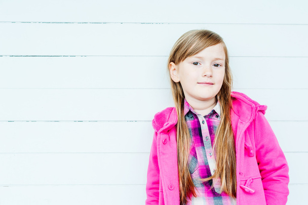 Портрет красивой маленькой девочки на улице
 - Фото, изображение