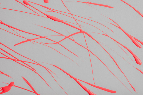Linhas vermelhas finas e salpicos desenhados no fundo branco. Cenário de arte abstrata com pincel decorativo. Pintura acrílica com listra gráfica. - Foto, Imagem