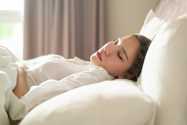 portrait beautiful Asian woman sleeping on bed with white pillow - Zdjęcie, obraz