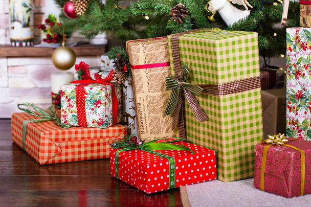 Χριστουγεννιάτικα δώρα κάτω από το χριστουγεννιάτικο δέντρο - Φωτογραφία, εικόνα