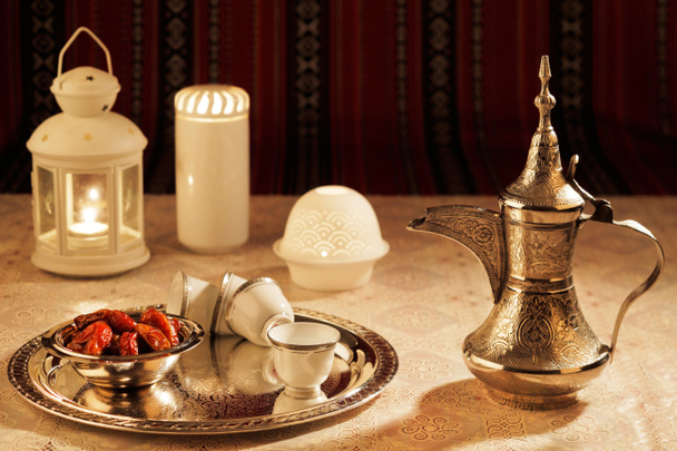 Ikony Abrian tkaniny z arabskiego herbaty i daty symbolizują arabskiej gościnności - Zdjęcie, obraz