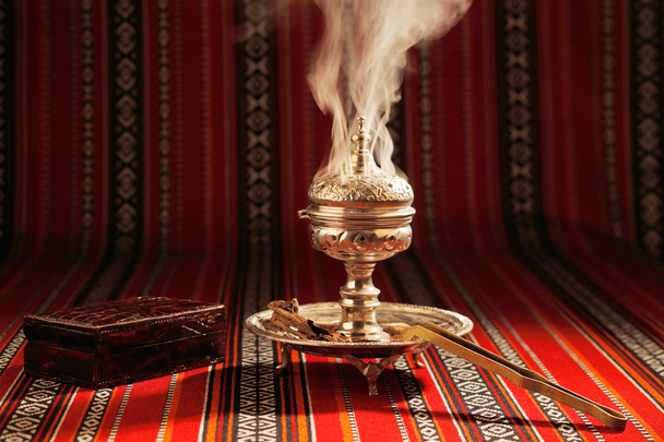 Bukhoor συνήθως καίγεται σε ένα mabkhara σε πολλές αραβικές χώρες - Φωτογραφία, εικόνα