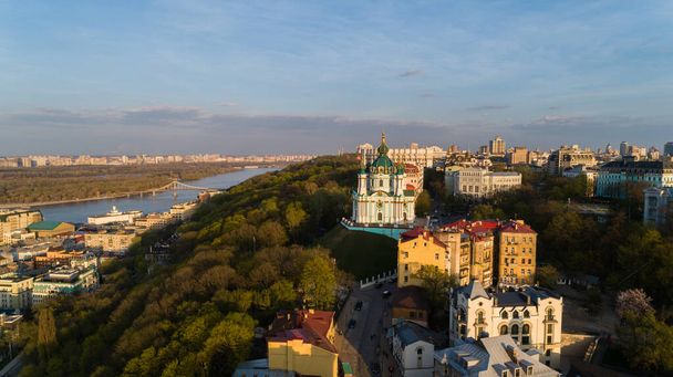 Hava manzaralı Kyiv St. Andrews Kilisesi güzel gün batımında. İnsansız hava aracı yaşlı Kiev 'in üzerinde uçuyor. Andrews İniş - Fotoğraf, Görsel