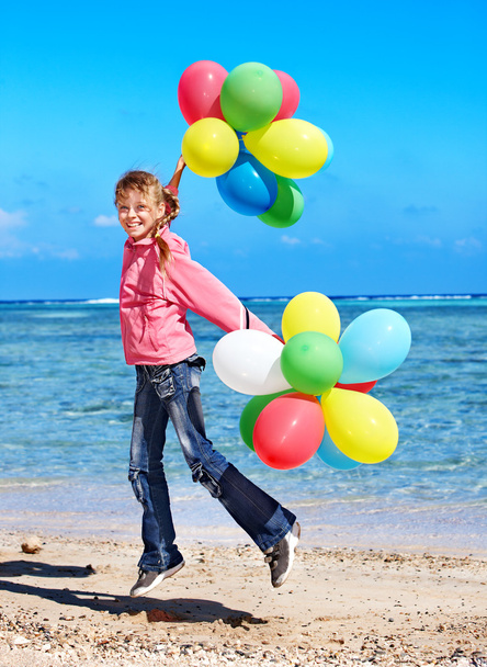 Child playing with balloons at the beach - Foto, Bild