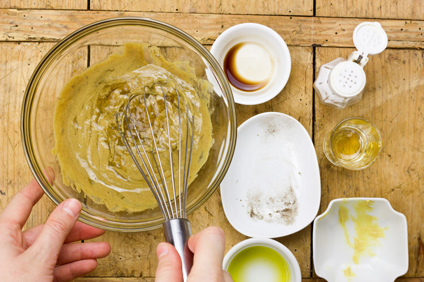 Elaboración de vinagreta con mostaza, miel, aceite de oliva, aceto balsámico, especias y sal (enfoque selectivo
) - Foto, imagen