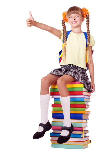 dziewczyna siedzi na stos książek Wyświetlono kciuk w. - Zdjęcie, obraz