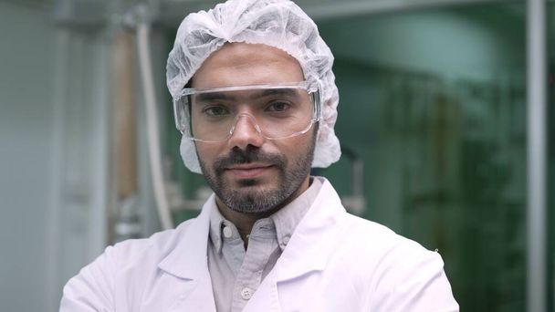 Portrait of a man scientist in uniform working in curative laboratory for chemical and biomedical experiment - Foto, immagini