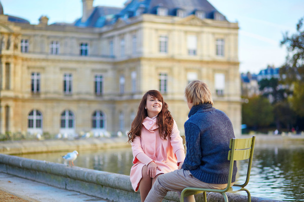 Happy young couple having a date in Paris - Φωτογραφία, εικόνα
