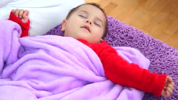 niedliches kleines Mädchen schläft - Filmmaterial, Video