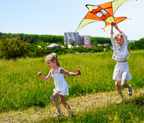 Niños volando cometa al aire libre
. - Foto, Imagen