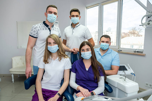 bellissimi giovani esperti in medicina che amano trattare i denti in posa per un ritratto. Concetto di dentisti felici sul ritratto - Foto, immagini