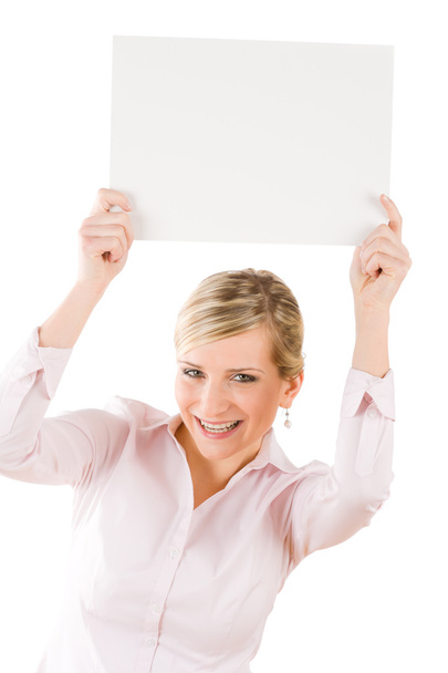 Счастливая деловая женщина держит пустой баннер
 - Фото, изображение