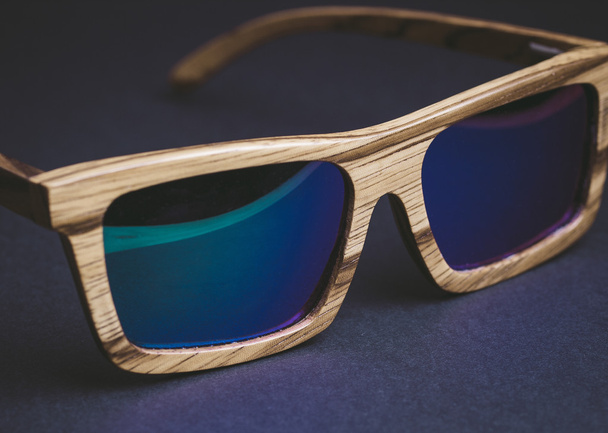 Detail Sonnenbrille aus Holz - Foto, Bild