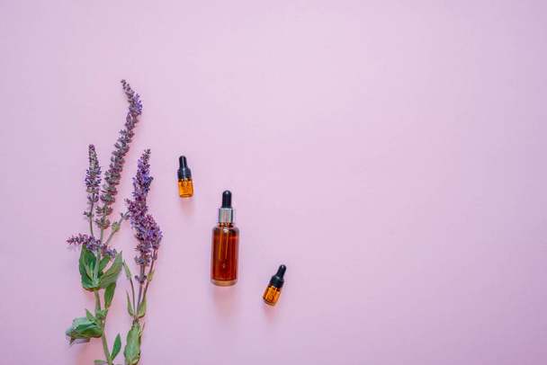 Flat lay composition with lavender flowers and natural cosmetics on a lilac background. View from above - Foto, Imagem