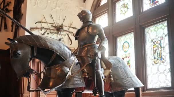 Peles Castle interior in Romania. A room with a statue of a knight on a horse and a classic design - Imágenes, Vídeo