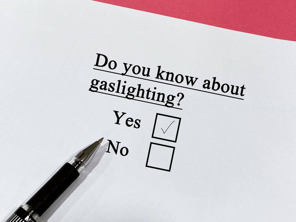 One person is answering question about politics. He knows about gaslighting. - 写真・画像