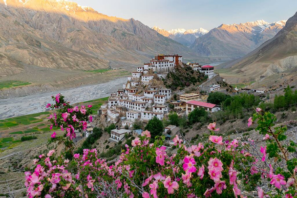 A view of the Kee Gompa (Kee Monastery) in Spiti Valley, India - Foto, Imagen