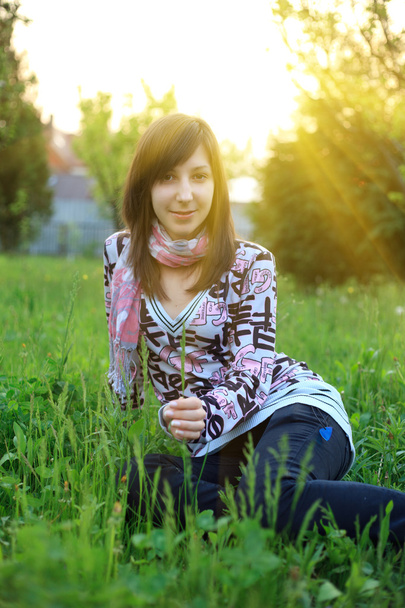 dziewczyna leży na zielonej trawie - Zdjęcie, obraz