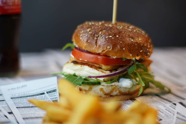 Eine Nahaufnahme von leckeren Burgern auf Zeitungen - Foto, Bild