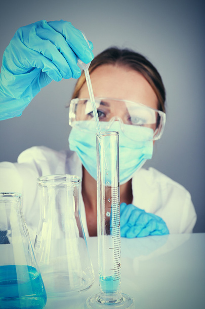 Laboratory assistant making medical test in laboratory - Foto, Bild